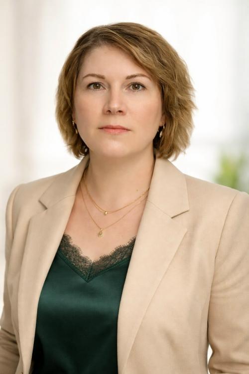 Отредактировала фото из паспорта: подобрала стиль одежды, легкий повседневный макияж, прическу оставила, чтоб было минимум изменений. 
