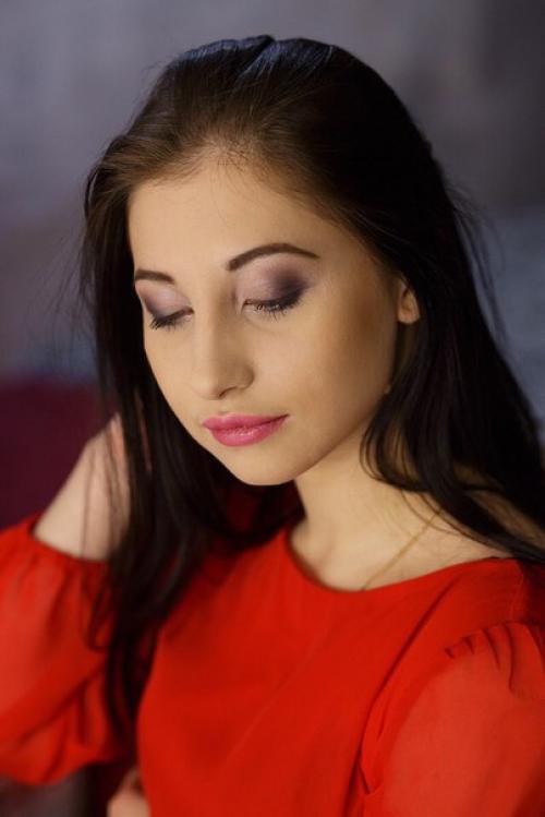 Дорогие девушки!  Мы предлагаем услуги двух дипломированных специалистов: визажиста и стилиста. 06