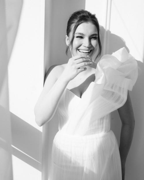 Встречаются невесты, которые прислушиваются к мнению будущих мужей, подружек, мам, будущих свекровок о том, какой должен быть свадебный макияж. 02