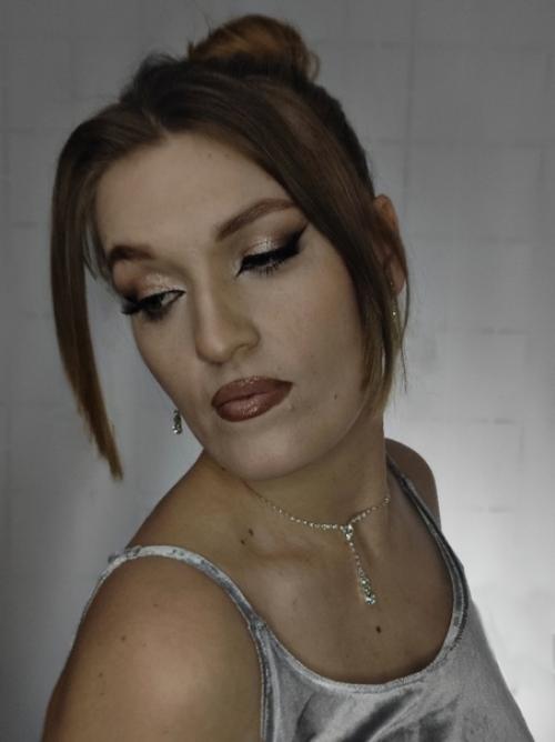 На моделе представлен современный, модный на данный момент вечерний макияж. 06