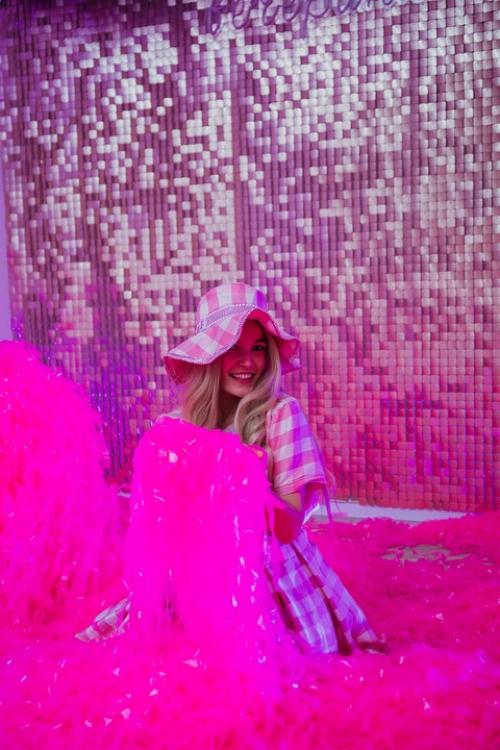 Barbie вечеринка.  Розовый мир, декорации, красивые куклы, макияж, дефиле и и море розовых блесток, в которые можно окунуться - это ли не сказка. 01