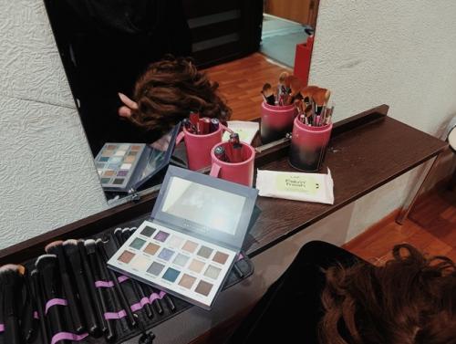 Каждый спектакль огромного труда от большого количества служащих театра требует. 04