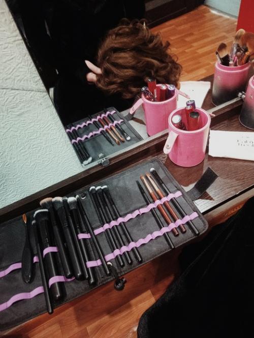 Каждый спектакль огромного труда от большого количества служащих театра требует. 07