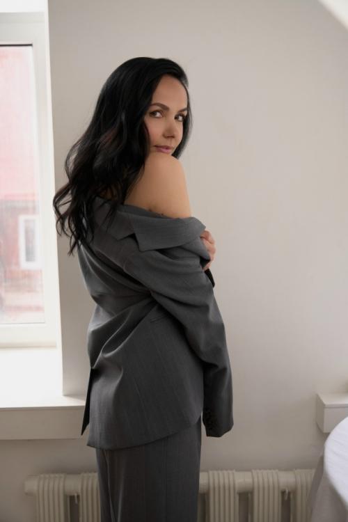 Строгий стиль и женственность: гармония на фотосессии. 01