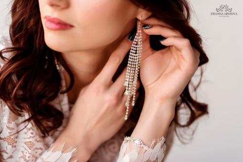 Всегда сложно представить, как будут смотреться украшения на вас в день свадьбы, с платьем и выбранным образом. 01