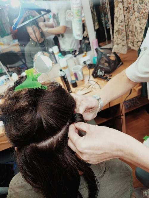 Каждый спектакль огромного труда от большого количества служащих театра требует. 02