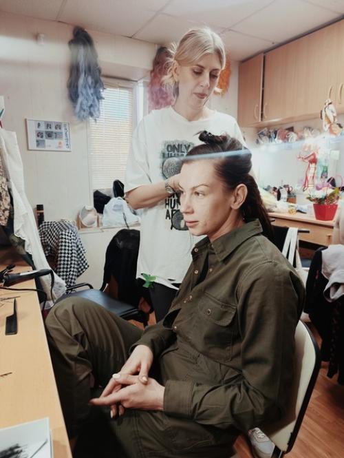 Каждый спектакль огромного труда от большого количества служащих театра требует. 01