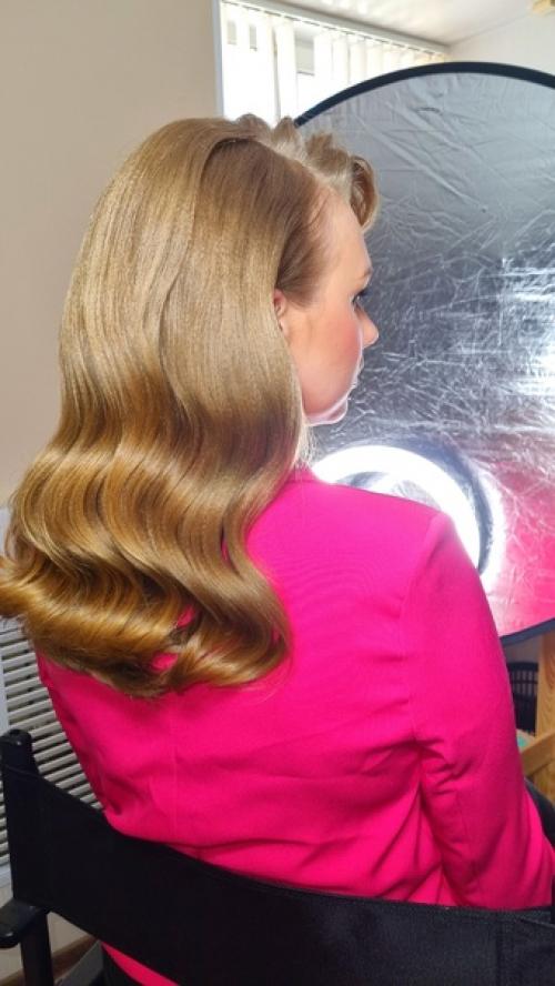 Говоря о том, кому походит голливудская прическа, можно смело заверить - практически всем. 03