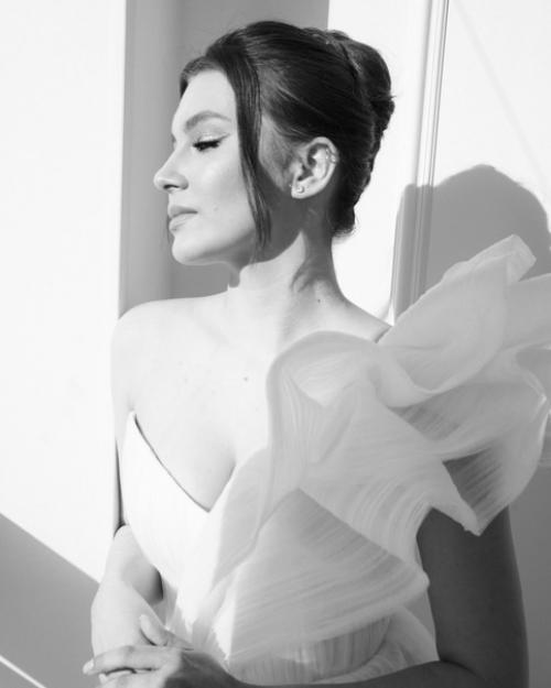 Встречаются невесты, которые прислушиваются к мнению будущих мужей, подружек, мам, будущих свекровок о том, какой должен быть свадебный макияж. 01