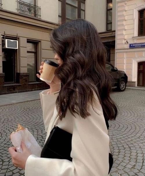 Удачное окрашивание способно творить настоящие чудеса: визуально худить лицо, улучшать цвет кожи и даже омолаживать женщину. 05 Удачное окрашивание способно творить настоящие чудеса: визуально худить лицо, улучшать цвет кожи и даже омолаживать женщину. 05