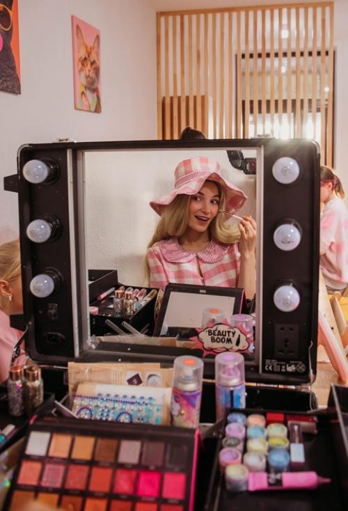 Barbie вечеринка.  Розовый мир, декорации, красивые куклы, макияж, дефиле и и море розовых блесток, в которые можно окунуться - это ли не сказка. 02