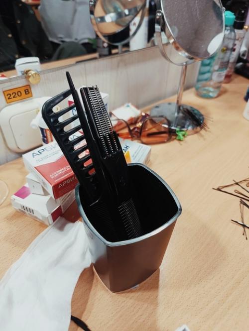 Каждый спектакль огромного труда от большого количества служащих театра требует. 03