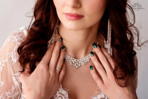 Всегда сложно представить, как будут смотреться украшения на вас в день свадьбы, с платьем и выбранным образом. 02