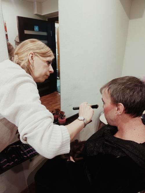 Каждый спектакль огромного труда от большого количества служащих театра требует. 06