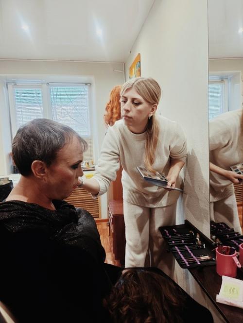 Каждый спектакль огромного труда от большого количества служащих театра требует. 08