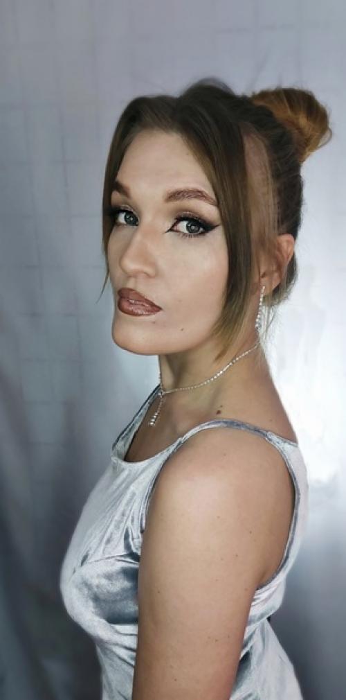 На моделе представлен современный, модный на данный момент вечерний макияж. 05
