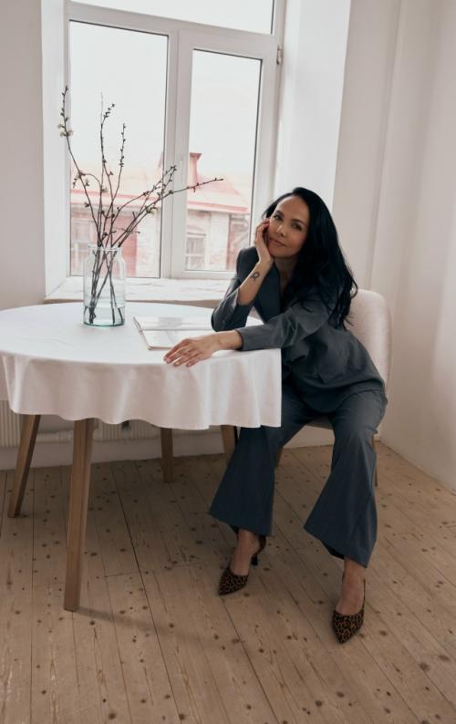 Строгий стиль и женственность: гармония на фотосессии. 05