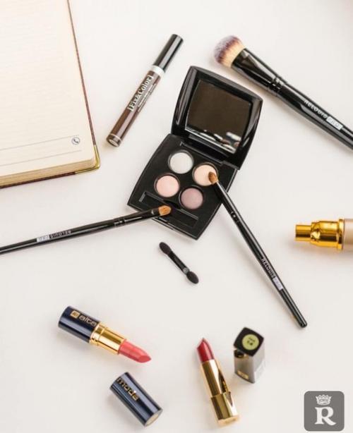 Тонкости нанесения макияжа под очки? 01 Тонкости нанесения макияжа под очки? 01