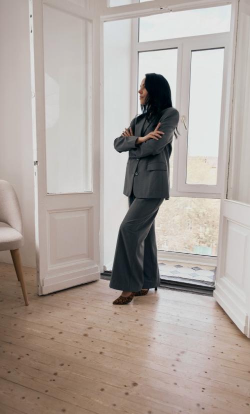 Строгий стиль и женственность: гармония на фотосессии. 04