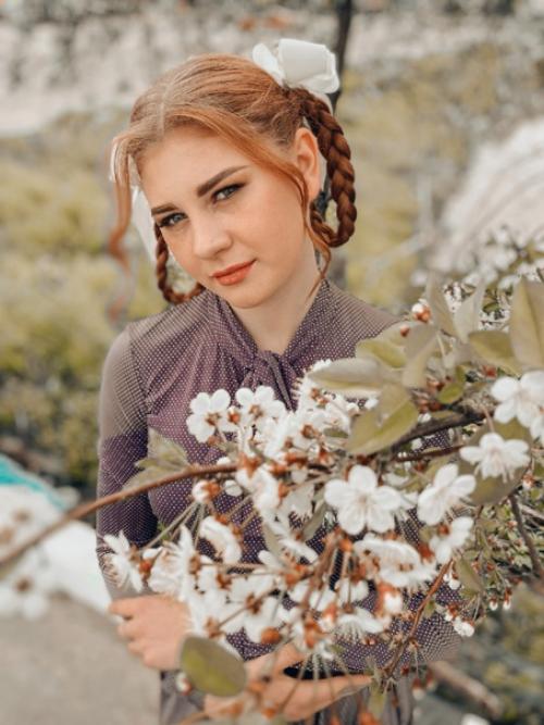 Выпускница.  В последний раз, школьный звонок. 01