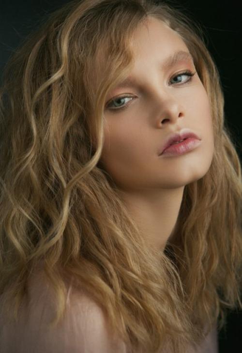 Наши стилисты не представляют жизни без творчества: оно присутствует в ежедневной работе и периодически находит воплощение в авторских коллекциях. 05