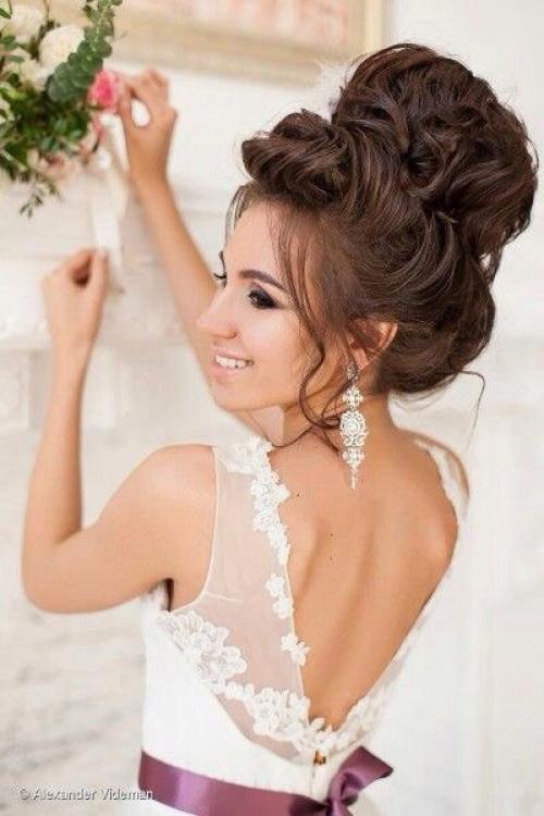 Важнейшей частью подготовки невесты к свадьбе является свадебный макияж, идеальная прическа и маникюр. 01