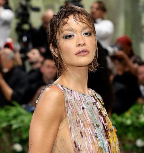 Этой ночью в большом холле музея метрополитен в Нью-йорке традиционно прошел благотворительный бал Met Gala. 08