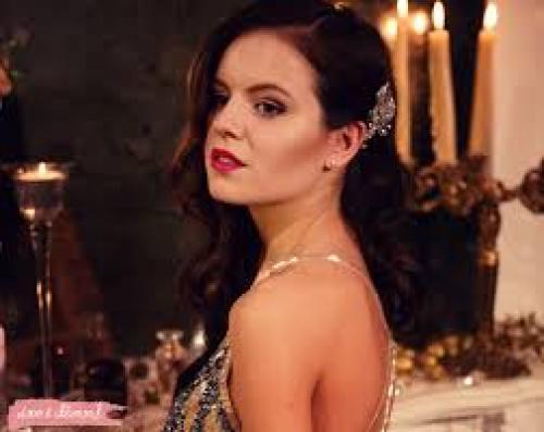 Дорогие выпускницы.  Успейте забронировать своего стилиста на выпускной. 06