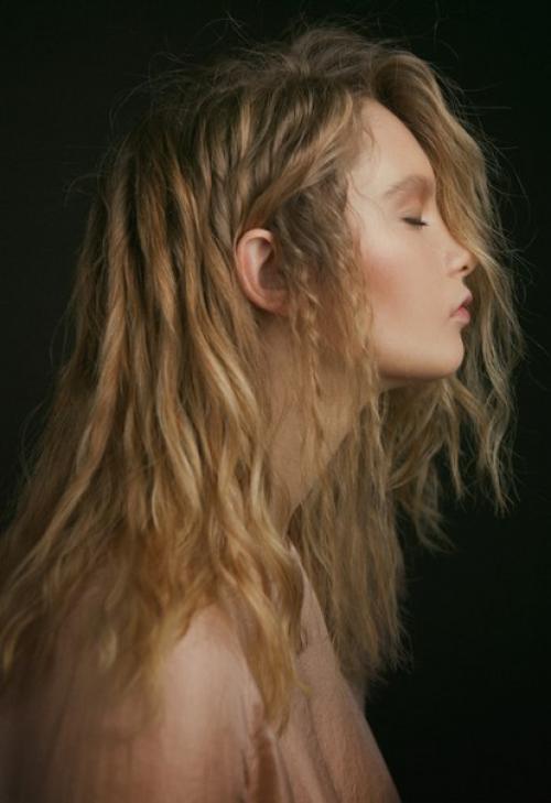 Наши стилисты не представляют жизни без творчества: оно присутствует в ежедневной работе и периодически находит воплощение в авторских коллекциях. 04