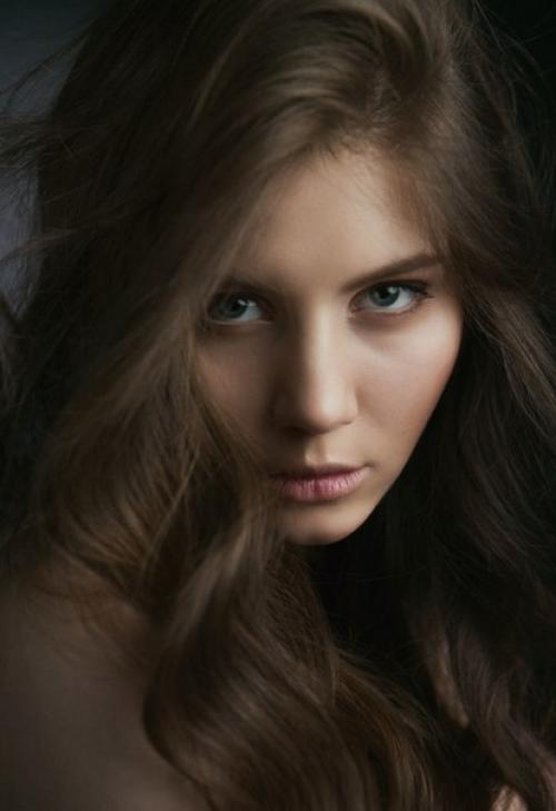 Наши стилисты не представляют жизни без творчества: оно присутствует в ежедневной работе и периодически находит воплощение в авторских коллекциях. 01