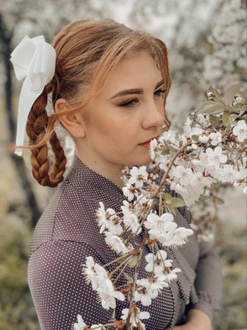 Выпускница.  В последний раз, школьный звонок. 02