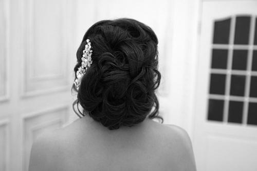 Выполняю вечерние прически -500-700, вечерний макияж - 550, свадебные прически 600-1300 (в зависимости от волос и сложности работы. 02