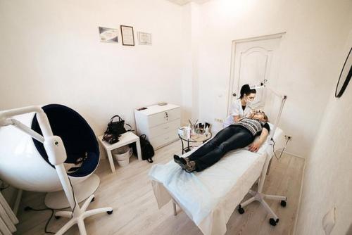 Добрый день, девочки, мы ищем в нашу студию на аренду мастеру по наращиванию ресниц и ламенированиею, с опытом работы. 01