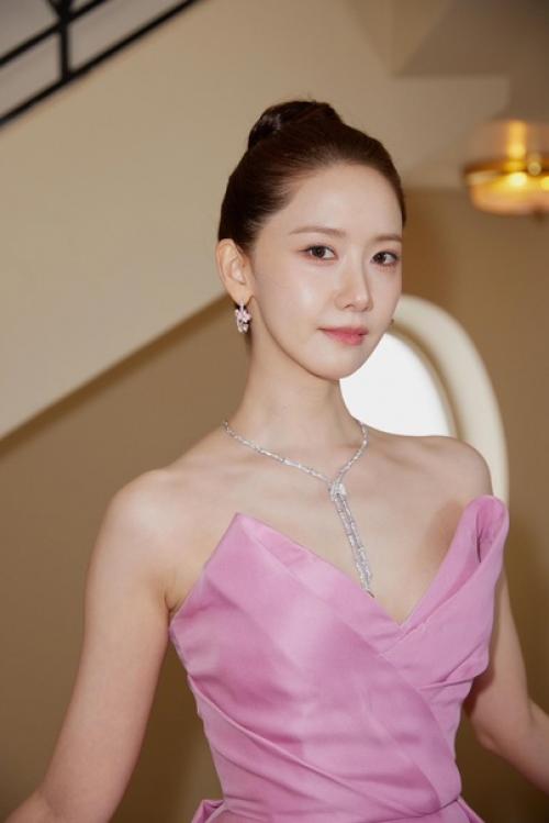 Посмотрите на разницу платьев Yoona (Snsd) в первый и во второй день каннского кинофестиваля. 01