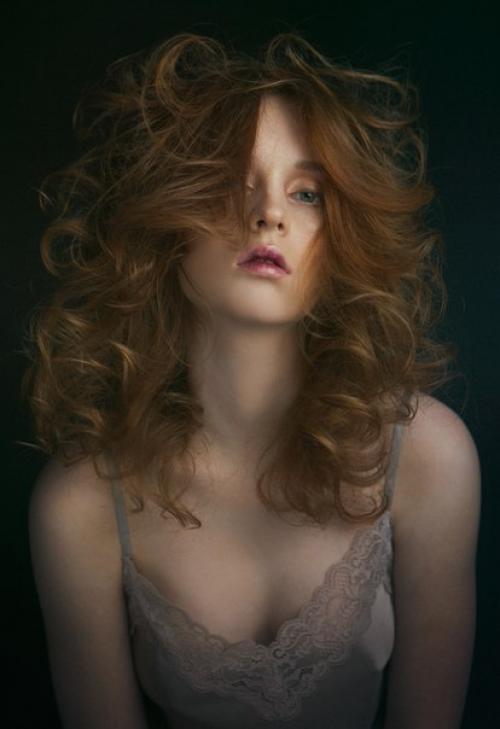 Наши стилисты не представляют жизни без творчества: оно присутствует в ежедневной работе и периодически находит воплощение в авторских коллекциях. 02