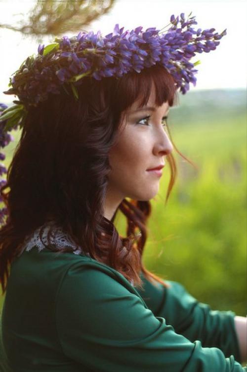 Выполняю вечерние прически -500-700, вечерний макияж - 550, свадебные прически 600-1300 (в зависимости от волос и сложности работы. 05