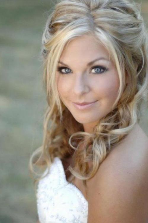 Дорогие выпускницы.  Успейте забронировать своего стилиста на выпускной. 04