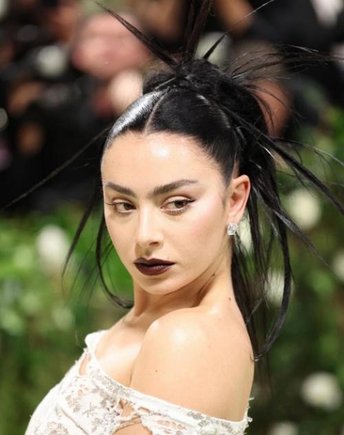 Этой ночью в большом холле музея метрополитен в Нью-йорке традиционно прошел благотворительный бал Met Gala. 02