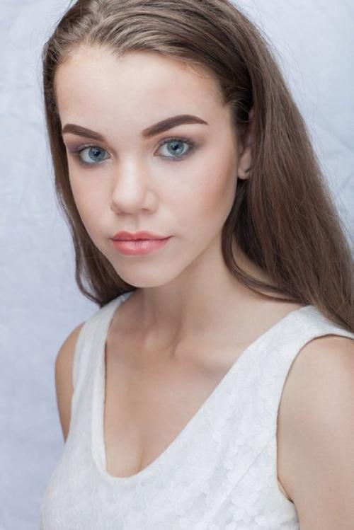 Я всегда говорю о том, что ухоженная кожа и оформленные брови - половина успеха в макияже. 01