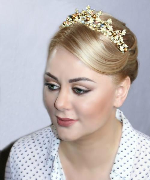 Создание свадебного образа для восхитительной Натальи со сказочными глазами причёски с короной всегда выглядят величественно и элегантно. 03