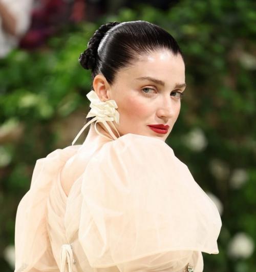 Этой ночью в большом холле музея метрополитен в Нью-йорке традиционно прошел благотворительный бал Met Gala. 03