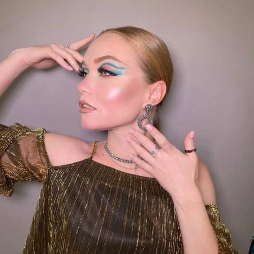 Не всегда нежный, романтичный макияж интересует будущих выпускниц. 01