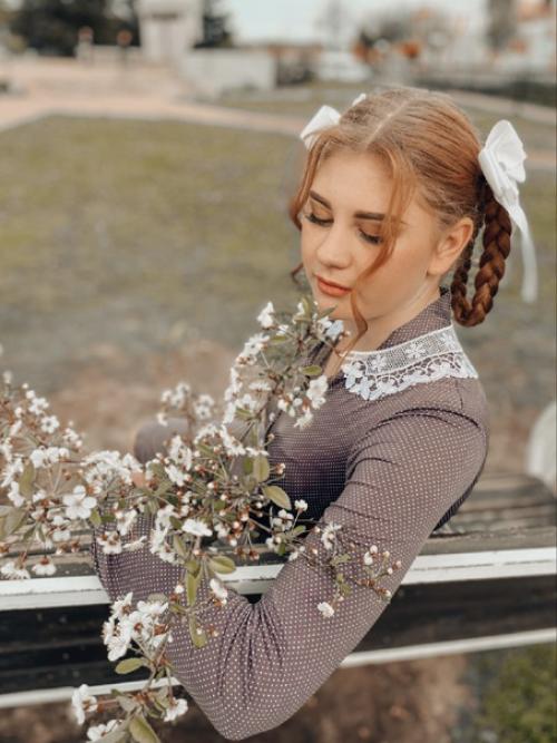 Выпускница.  В последний раз, школьный звонок. 04