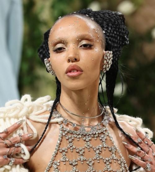 Этой ночью в большом холле музея метрополитен в Нью-йорке традиционно прошел благотворительный бал Met Gala. 01