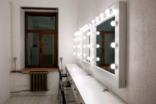 Добрый день, девочки, мы ищем в нашу студию на аренду мастеру по наращиванию ресниц и ламенированиею, с опытом работы. 02