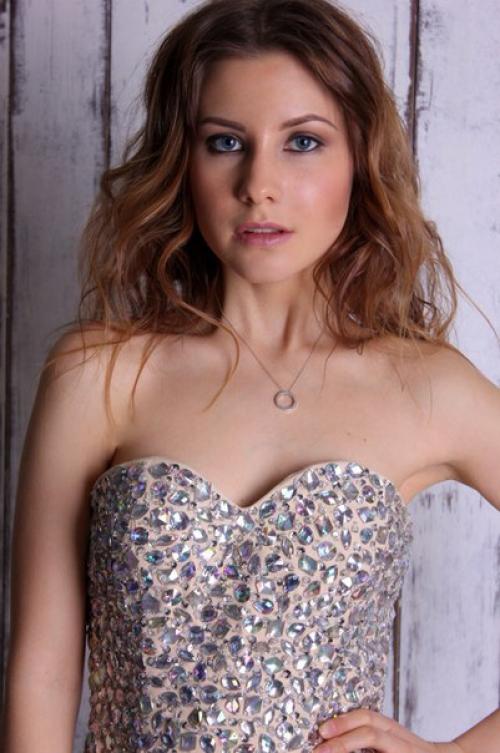 Последний звонок и выпускной бал - особые события в школьной жизни. 03