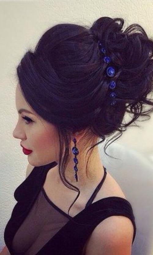 Дорогие выпускницы.  Успейте забронировать своего стилиста на выпускной. 05