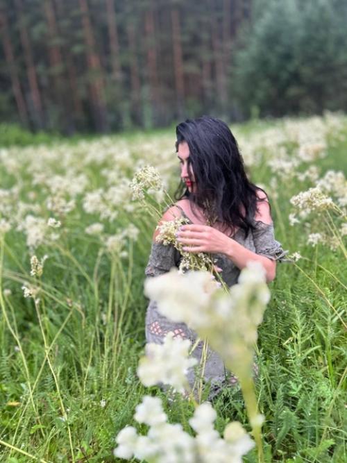 У меня не идеальная фигура и нет плоского живота. 04