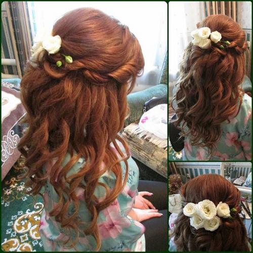 Выполняю свадебные и вечерние прически на волосах любой длины с использованием накладных прядей и живых цветов. 02