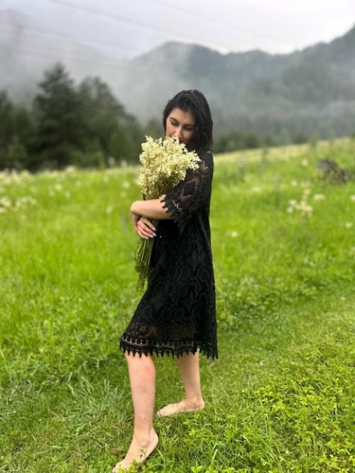 У меня не идеальная фигура и нет плоского живота. 01